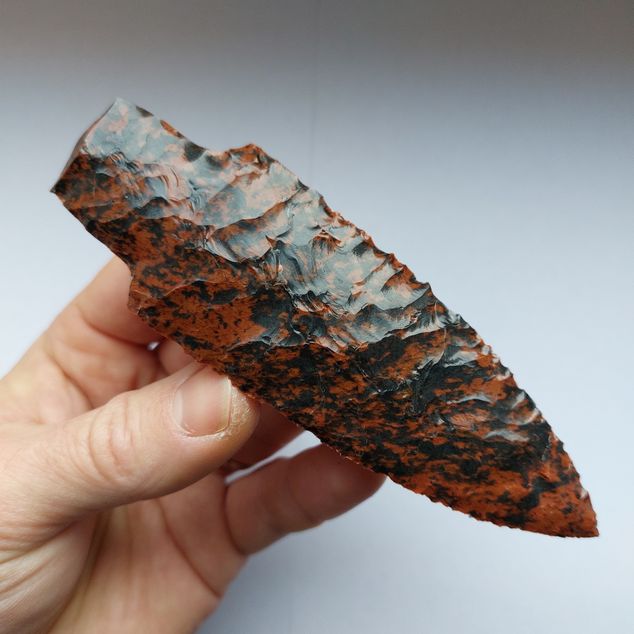Pazourkový nůž – Červený obsidián - nůž s řapem – obrázek 2 z 5