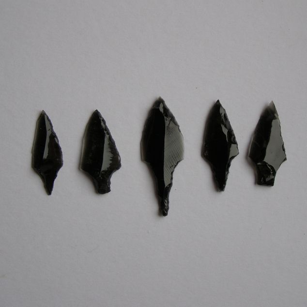 Šipka – Sada 5 malých obsidiánových hrotů s řapem – obrázek 2 z 8