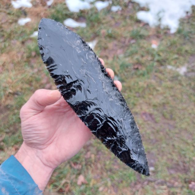 Pazourkový nůž – Velký listovitý hrot - obsidián – obrázek 2 z 5