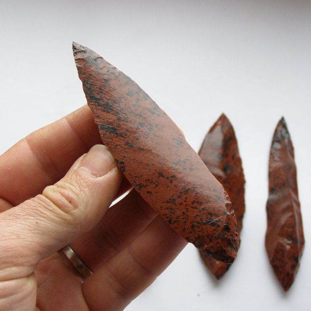Pazourkový nůž – Sada 5 čepelových hrotů z červeného obsidiánu – obrázek 4 z 5