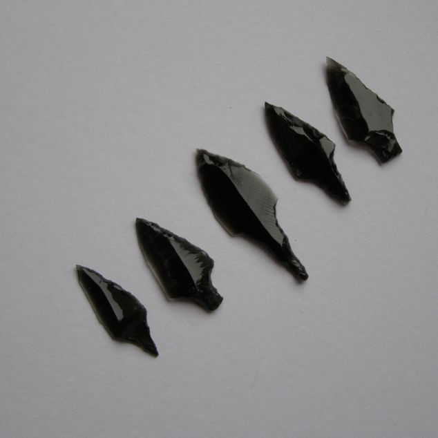 Šipka – Sada 5 malých obsidiánových hrotů s řapem – obrázek 8 z 8
