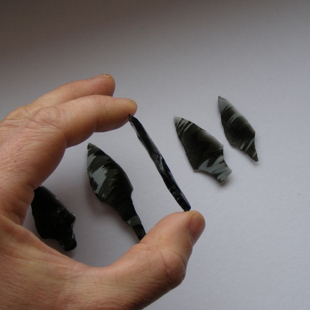 Šipka – Sada 5 malých obsidiánových hrotů s řapem – obrázek 7 z 8