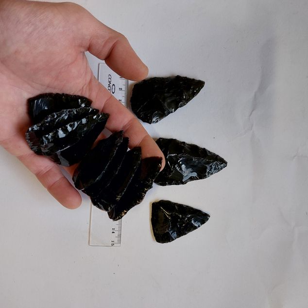 Výukový set – Preformy ke štípání hrotů z obsidiánu 10 ks – obrázek 3 z 4