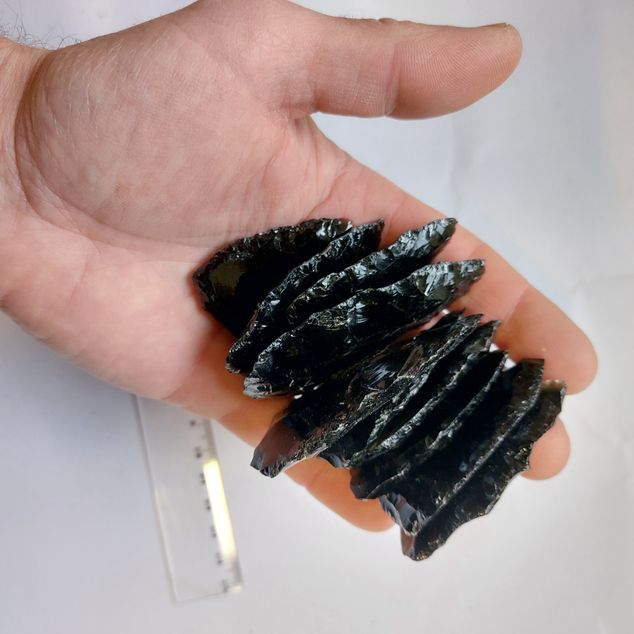 Výukový set – Preformy ke štípání hrotů z obsidiánu 10 ks – obrázek 1 z 4