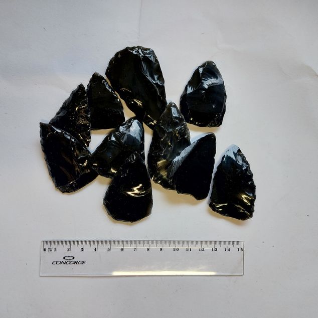 Výukový set – Preformy ke štípání hrotů z obsidiánu 10 ks – obrázek 4 z 4