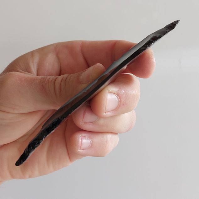 Pazourkový nůž – Obsidiánový hrot s řapem velký – obrázek 3 z 3