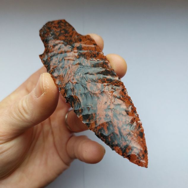 Pazourkový nůž – Červený obsidián - nůž s řapem – obrázek 4 z 5