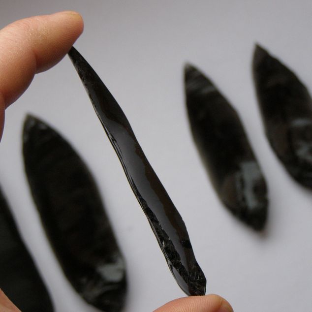 Pazourkový nůž – Sada 5 dlouhých čepelových hrotů z obsidiánu – obrázek 12 z 13