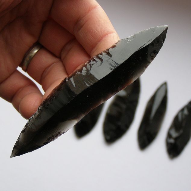 Pazourkový nůž – Sada 5 dlouhých čepelových hrotů z obsidiánu – obrázek 6 z 13