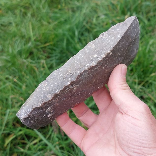 Výukový set – Eneoliticka sekera z kropenatého silicitu  – obrázek 2 z 5