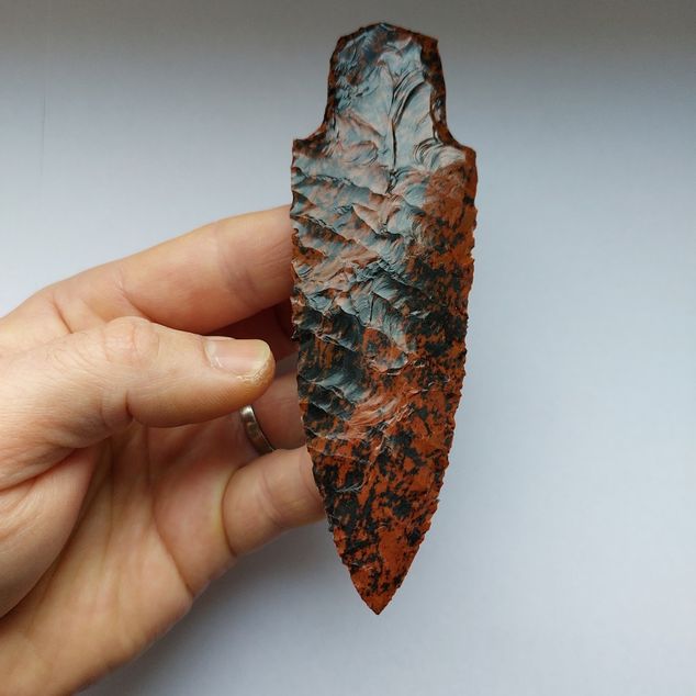 Pazourkový nůž – Červený obsidián - nůž s řapem – obrázek 5 z 5