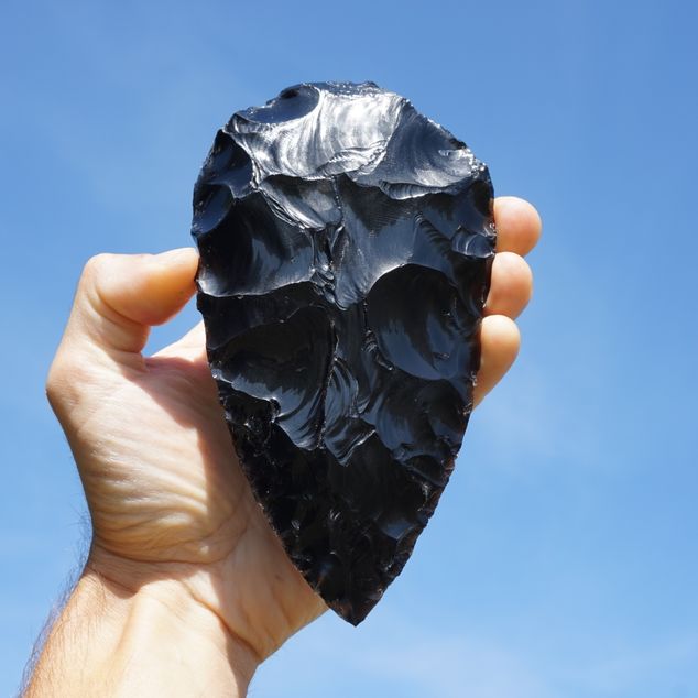 Obsidiánový pěstní klín