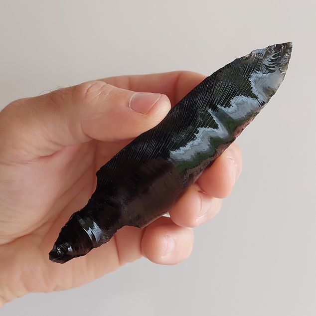 Pazourkový nůž – Obsidiánový hrot s řapem velký – obrázek 2 z 3