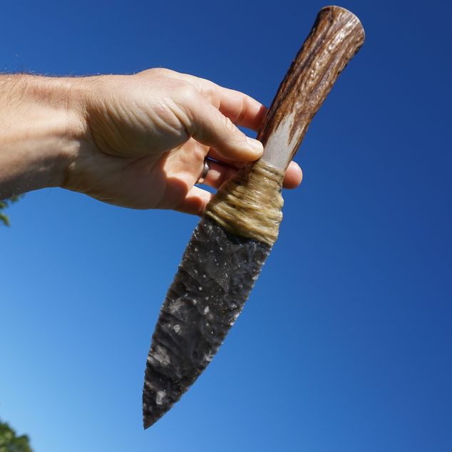 Pazourkový nůž – Dýka - listovitý hrot v losím parohu – obrázek 1 z 5