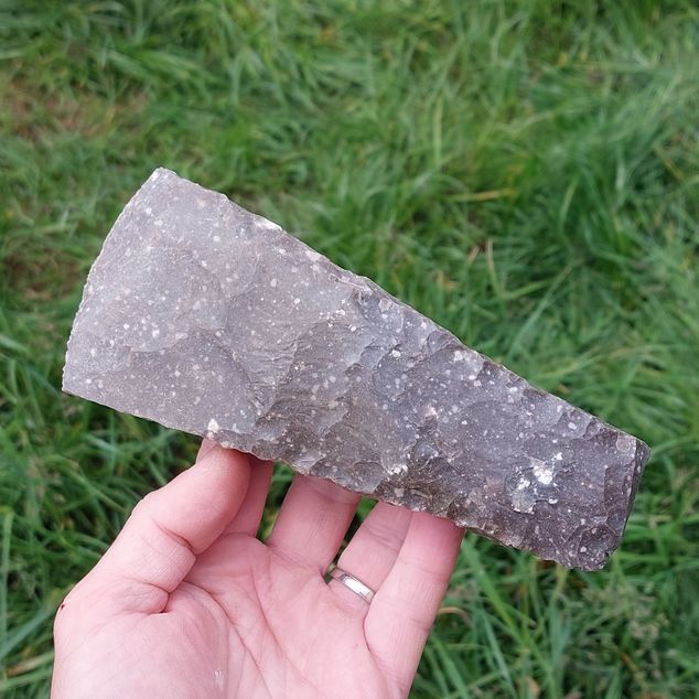 Výukový set – Eneoliticka sekera z kropenatého silicitu  – obrázek 5 z 5