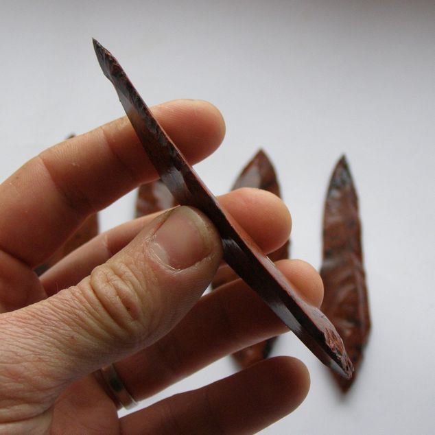 Pazourkový nůž – Sada 5 čepelových hrotů z červeného obsidiánu – obrázek 3 z 5