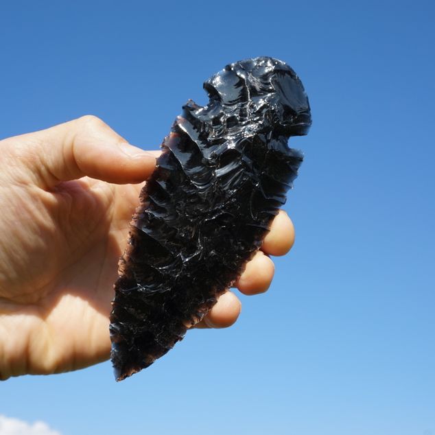 Americký hrot – Velký obsidiánový hrot s bočními vruby – obrázek 2 z 5
